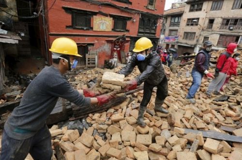 Восемь дней под завалами: в Непале в развалинах найдены выжившие