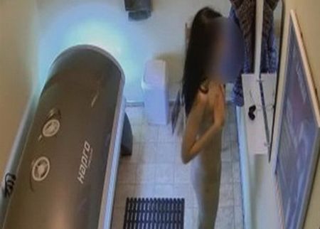 Видео со скрытой камеры в солярии
