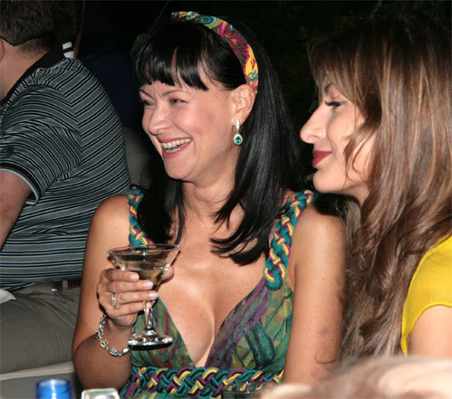 Нонна Гришаева демонстрирует пышную грудь и скрывает, что увеличила ее.