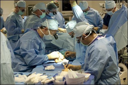 Пока что пересадка конечностей требует большого количества опытных хирургов, но позволяет вернуть пациенту руки
