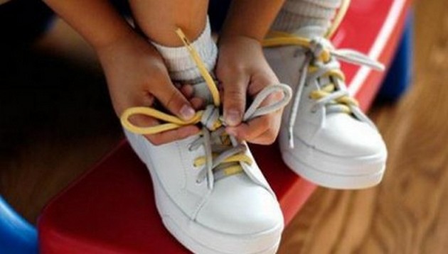 Как научить ребенка завязывать шнурки: лайфхак от мамы. ВИДЕО
