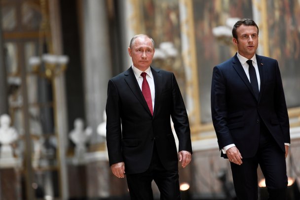 Порка варвара: Макрон и Путин