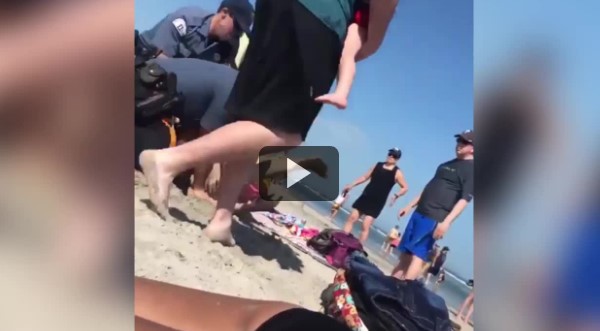 Полицейский на пляже избил девушку в бикини на глазах у ее дочки. ВИДЕО