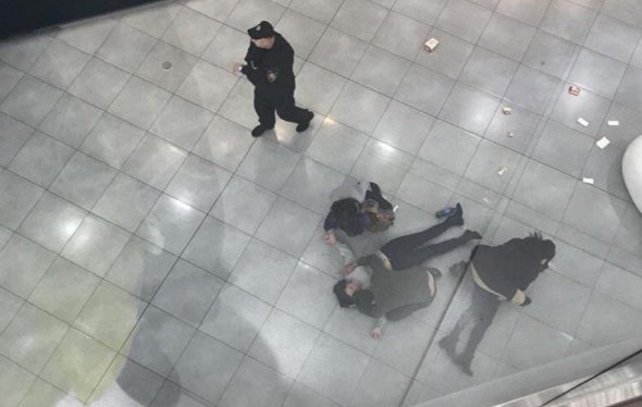Посетители торгового центра сняли на видео самоубийство молодой девушки, еще одна – в реанимации 