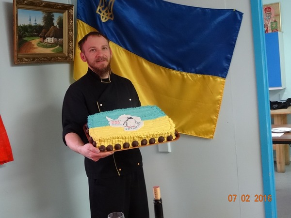 По праздникам Василий Омелянович баловал зимовщиков тортами