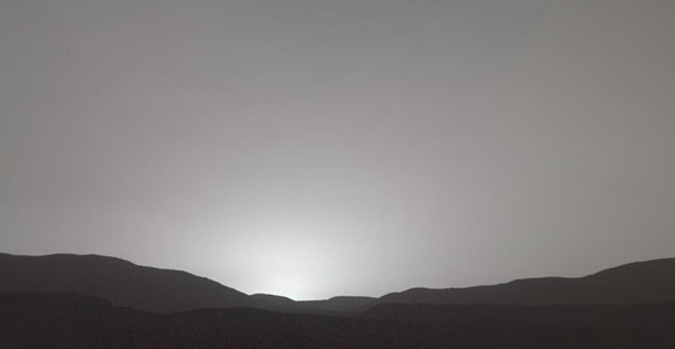 Марсоход передал снимок солнечного заката на Красной планете