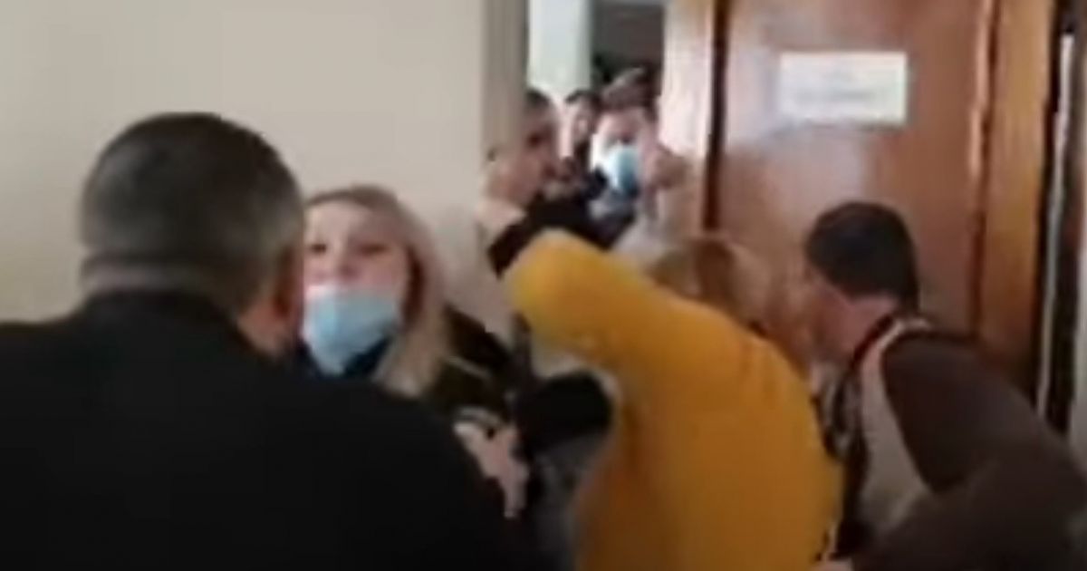 На Донбассе помощник нардепа проломил череп депутату. ВИДЕО