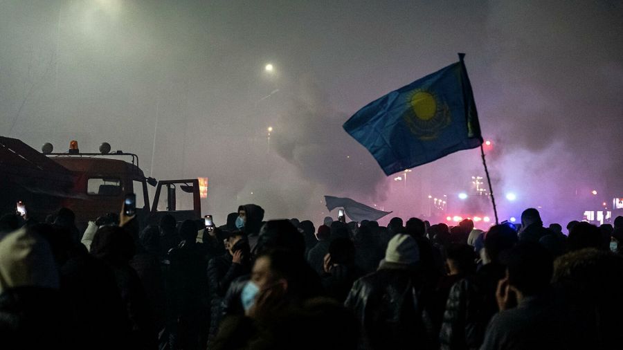 Протестующие в Казахстане