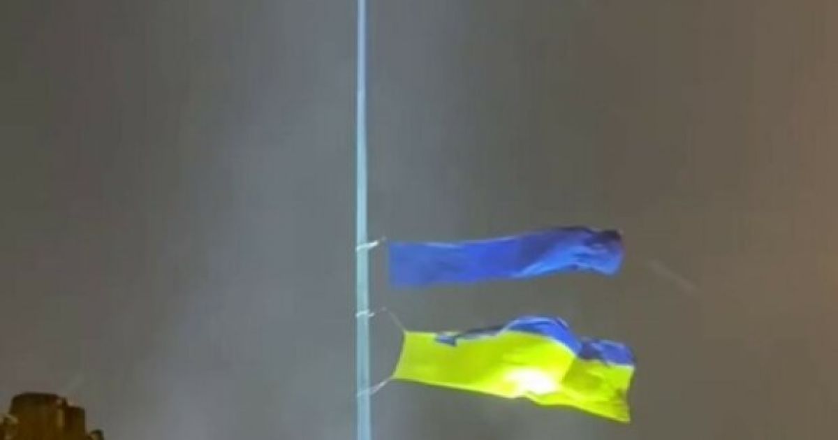 Печальные кадры: в Харькове ветер порвал флаг Украины на самом высоком флагштоке