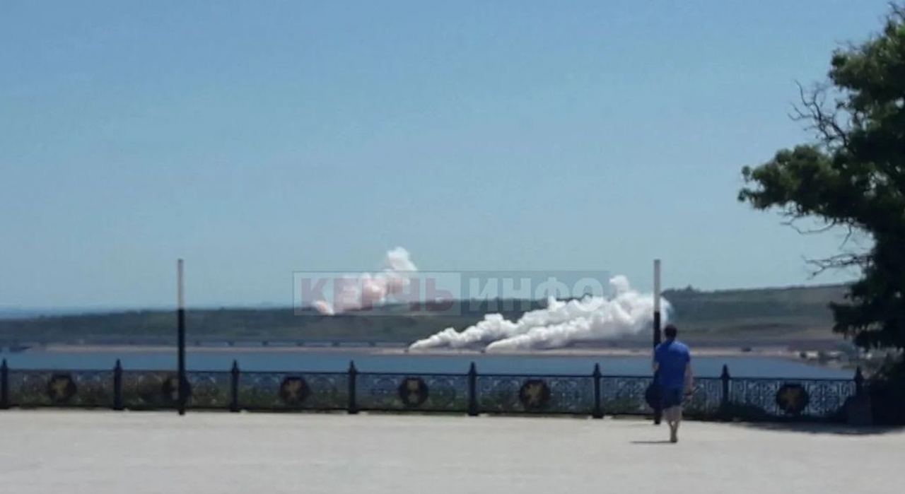 дым на Крымским мостом