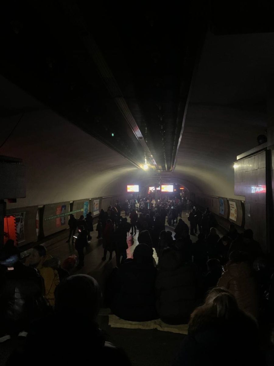 Киевское метро без света в результате ракетной атаки 29.12.22